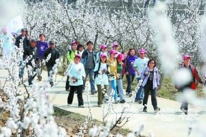 全国首届山地徒步大会在平谷鸣枪开赛(图)